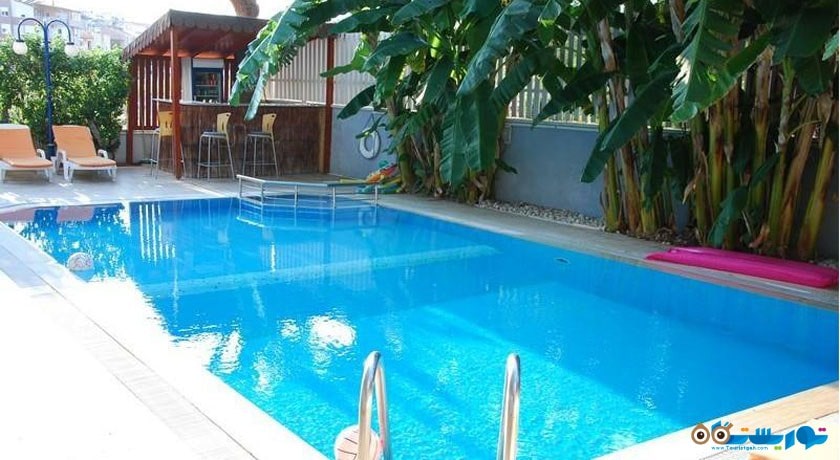 نمای استخر روباز هتل